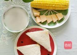 儿童早餐搭配三文治玉米水果豆浆的做法图解3