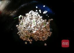 花蛤肉炒韭菜的做法图解2