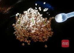 花蛤肉炒韭菜的做法图解3
