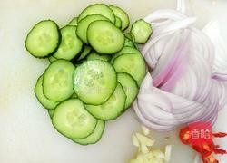 黄瓜炒洋葱的做法图解1