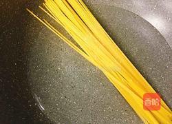 三文鱼意面的做法图解2