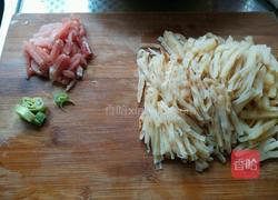 豆芽肉丝焖饼的做法图解1
