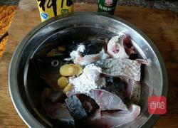 酸菜鲤鱼的做法图解2