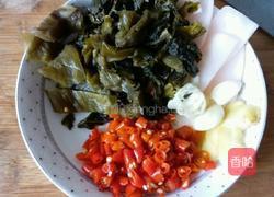 酸菜鲤鱼的做法图解3