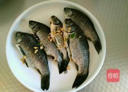 鲫鱼白萝卜汤的做法图解1