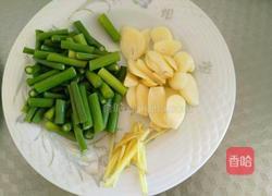 大蒜炒香肠的做法图解2