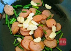 大蒜炒香肠的做法图解6