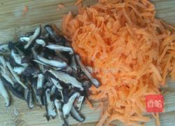 红萝卜冬菇肉馅饼的做法图解1