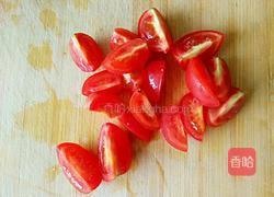 圣女果香蕉炒酸奶的做法图解1