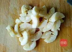 圣女果香蕉炒酸奶的做法图解2