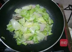 Illustration of how to make fried pork with lotus root and salt 6