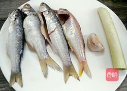 酱油水煮杂鱼的做法图解1