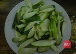 黄豆炒丝瓜的做法图解1