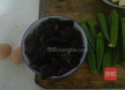 黑木耳秋葵炒鸡蛋的做法图解1