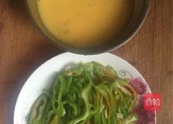 青椒鸡蛋的做法图解2