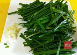 韭菜炒螺丝肉的做法图解2