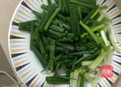 小葱煎鸡蛋的做法图解1