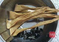 凉拌腐竹木耳的做法图解1