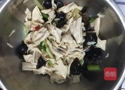 凉拌腐竹木耳的做法图解4
