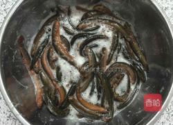 炸泥鳅鱼的做法图解1