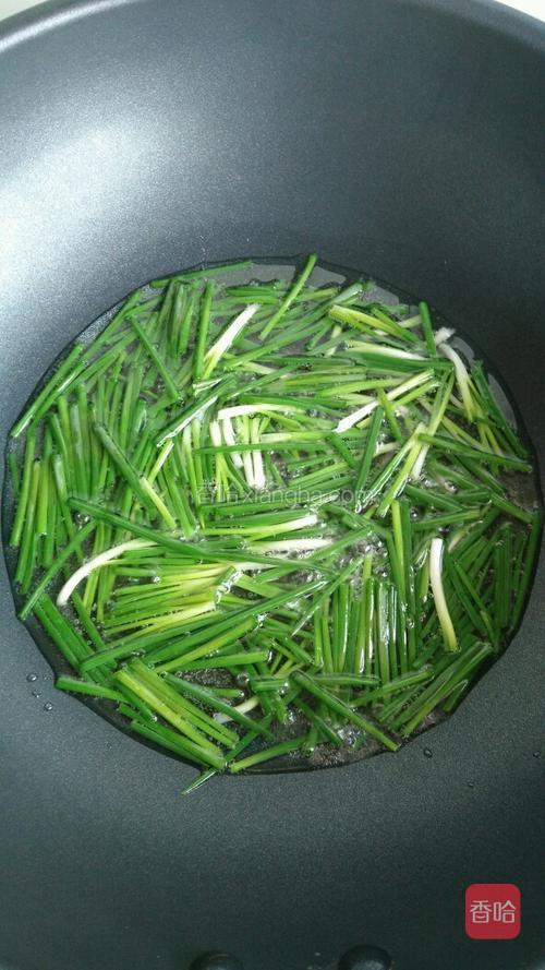 倒入葱段,持续小火炸葱段,时不时用锅铲翻动葱段,使其受热均匀.