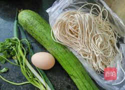 丝瓜热汤面的做法图解1