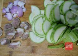 辣肠炒角瓜的做法图解2