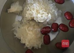 银耳雪梨红枣羹的做法图解1