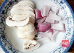 奶油蘑菇拌乌冬的做法图解2