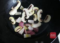 奶油蘑菇拌乌冬的做法图解3