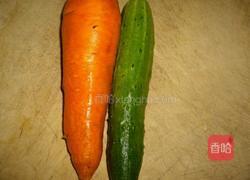 凉拌黄瓜胡萝卜丝的做法图解1