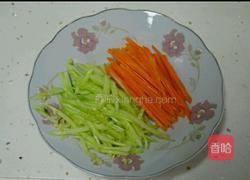 凉拌黄瓜胡萝卜丝的做法图解2
