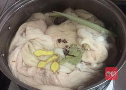卤猪肠的做法图解1