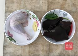 黑木耳蒸滑鸡腿的做法图解1