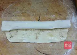 Illustration of how to make cake crust with hands 6