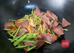 藜蒿炒腊肉的做法图解10