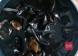 韭菜木耳馅饺子的做法图解3