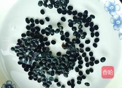 黑豆骨头汤的做法图解1