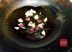 熏肉炒大蒜的做法图解2