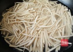 胡萝卜炒豆腐皮的做法图解3
