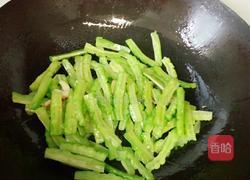 青椒苦瓜的做法图解3