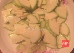 西葫芦炒肉的做法图解1