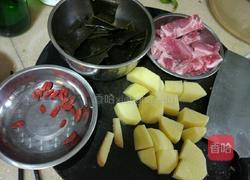 排骨海带土豆汤的做法图解1