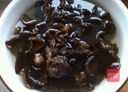 芥末油拌木耳的做法图解1