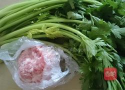 猪肉芹菜饺子馅的做法图解1