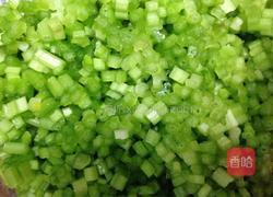 猪肉芹菜饺子馅的做法图解2