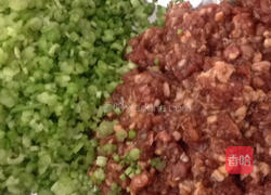 猪肉芹菜饺子馅的做法图解3