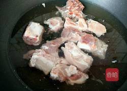 玉米排骨胡萝卜汤的做法图解2