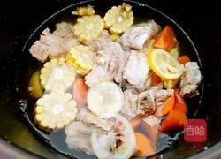 玉米排骨胡萝卜汤的做法图解5