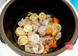 玉米排骨胡萝卜汤的做法图解6